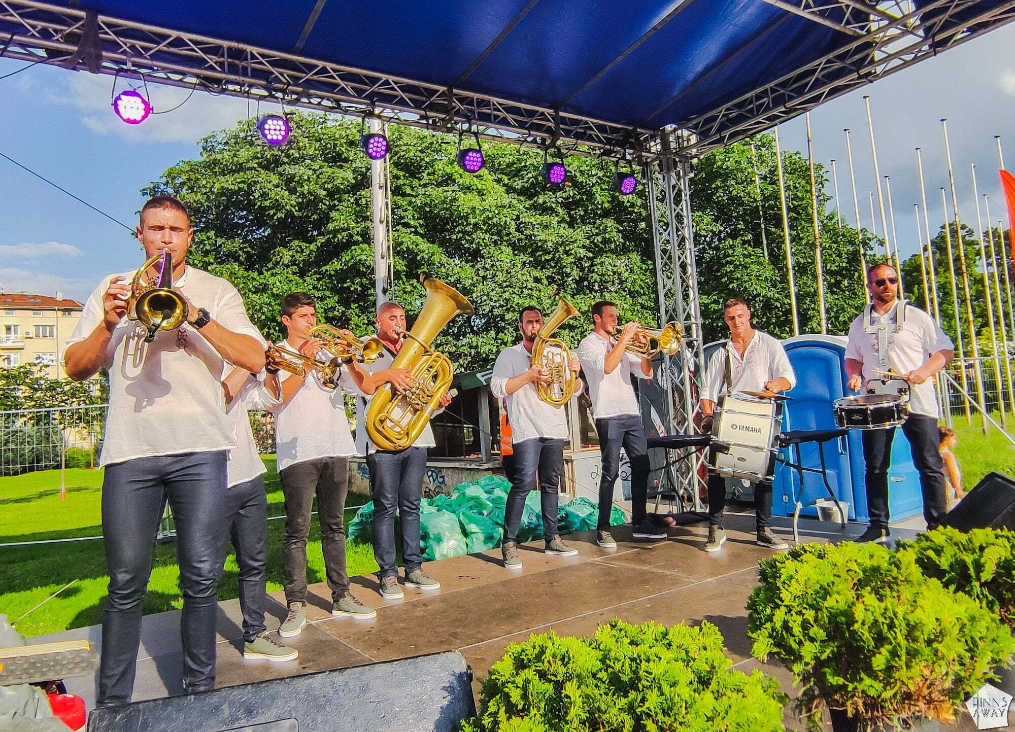 InTravel - Kesäfestareita ja pienpanimo-olutkulttuuria Sofiassa Brass bändin keikka Balkan Wine Festilla | Kesä Bulgarian Sofiassa InTravel