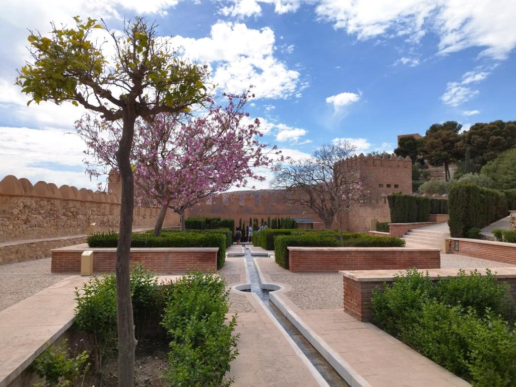 InTravel - Espanjasta Portugalin Elvasiin upean Córdoban kautta Alcazaba de Almeria linnoitus, puutarha | Road trip Espanjasta Portugaliin | InTravel
