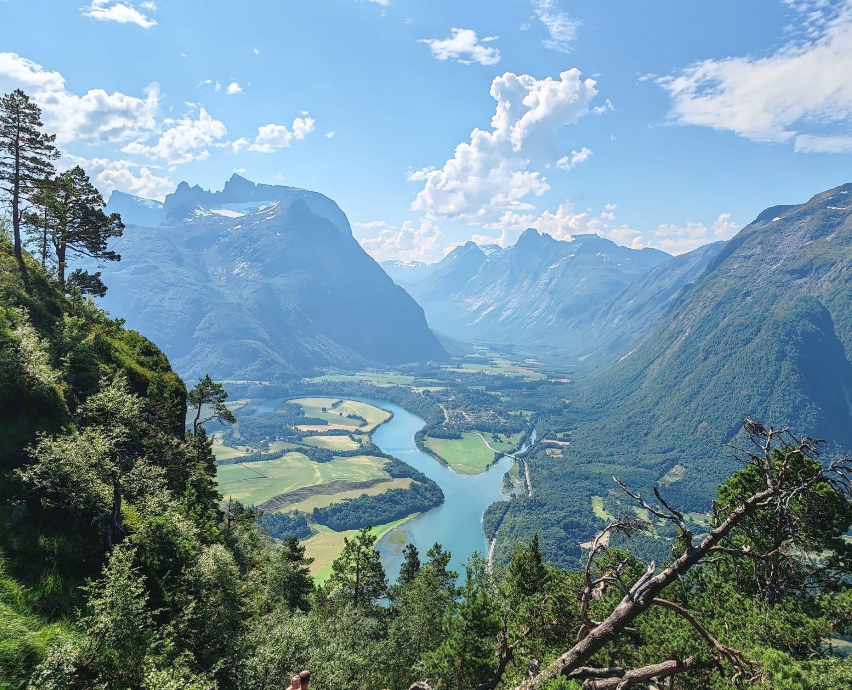 InTravel - Automatkailua Euroopassa: Ranskan Alsacesta Suomeen Norjan kautta Patikkamaisema Nesaksla, Åndalsnes | Norja | Autolla Euroopassa: Ranskasta Suomeen Norjan kautta | InTravel