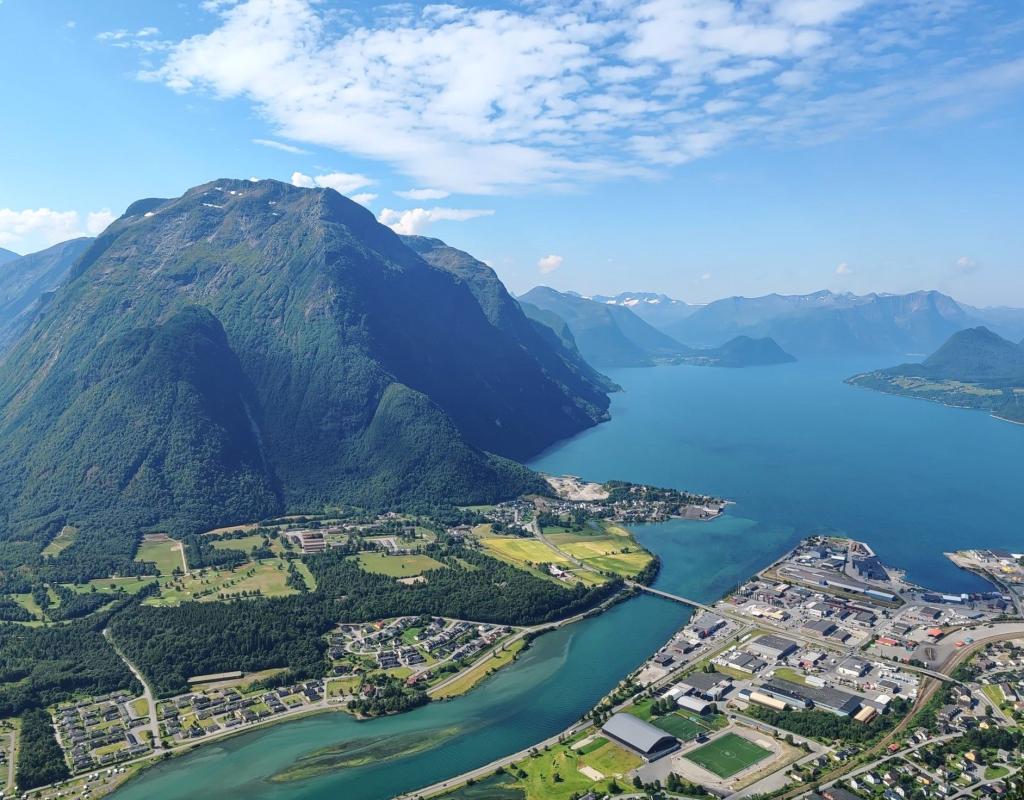 Maisema yli Åndalsnesin Nesakslalta | Norja | Autolla Euroopassa: Ranskasta Suomeen Norjan kautta | InTravel