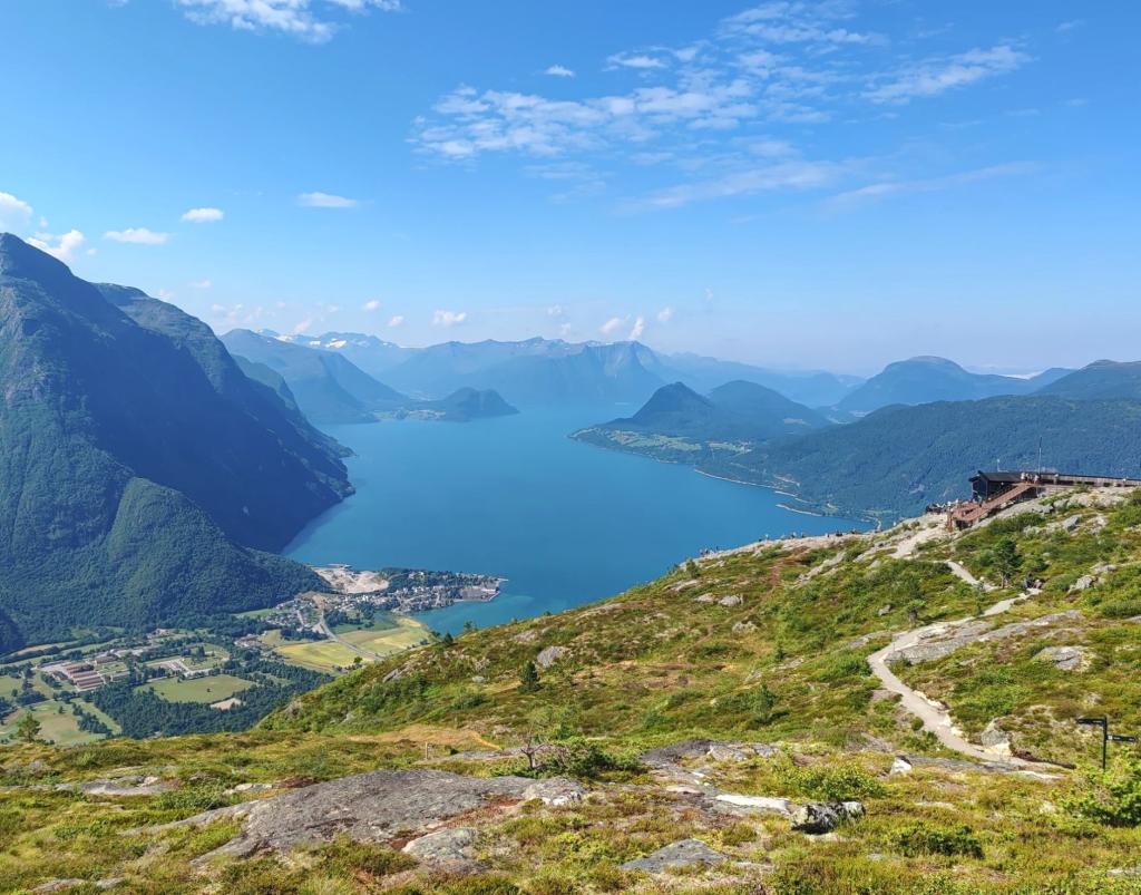 Maisema Romsdalsfjorden vuonolle | Norja | Autolla Euroopassa: Ranskasta Suomeen Norjan kautta | InTravel