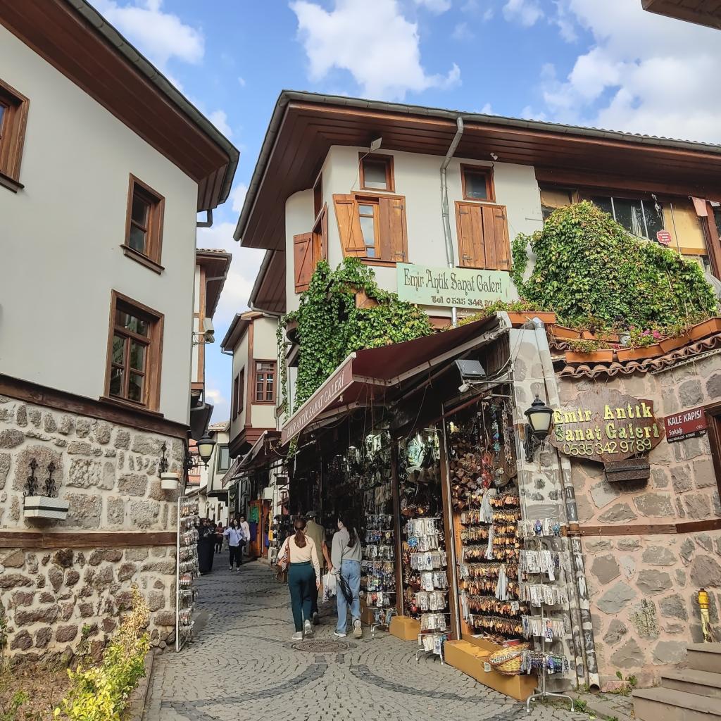 Lahjatavarakauppa Ankaran linnoituksessa | Road trip Turkissa osa 2: Safranbolu ja Ankara | InTravel blogi