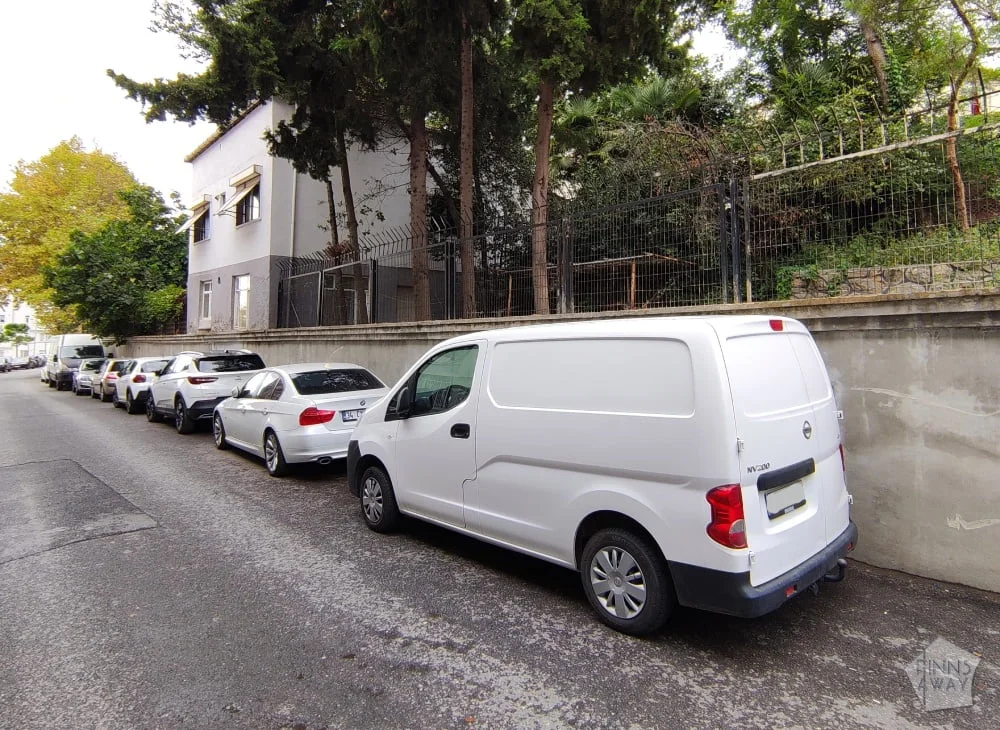 Autolla Turkissa - Auto parkissa Istanbulissa