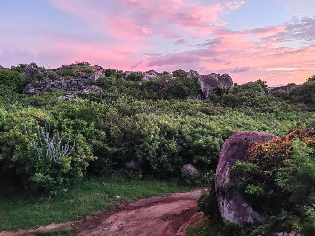InTravel - Koiravahtihommia ja upeita rantoja Virgin Gordalla, Brittiläisillä Neitsytsaarilla Auringonnousu | Upeiden rantojen Virgin Gorda Brittiläisillä Neitsytsaarilla | InTravel blogi