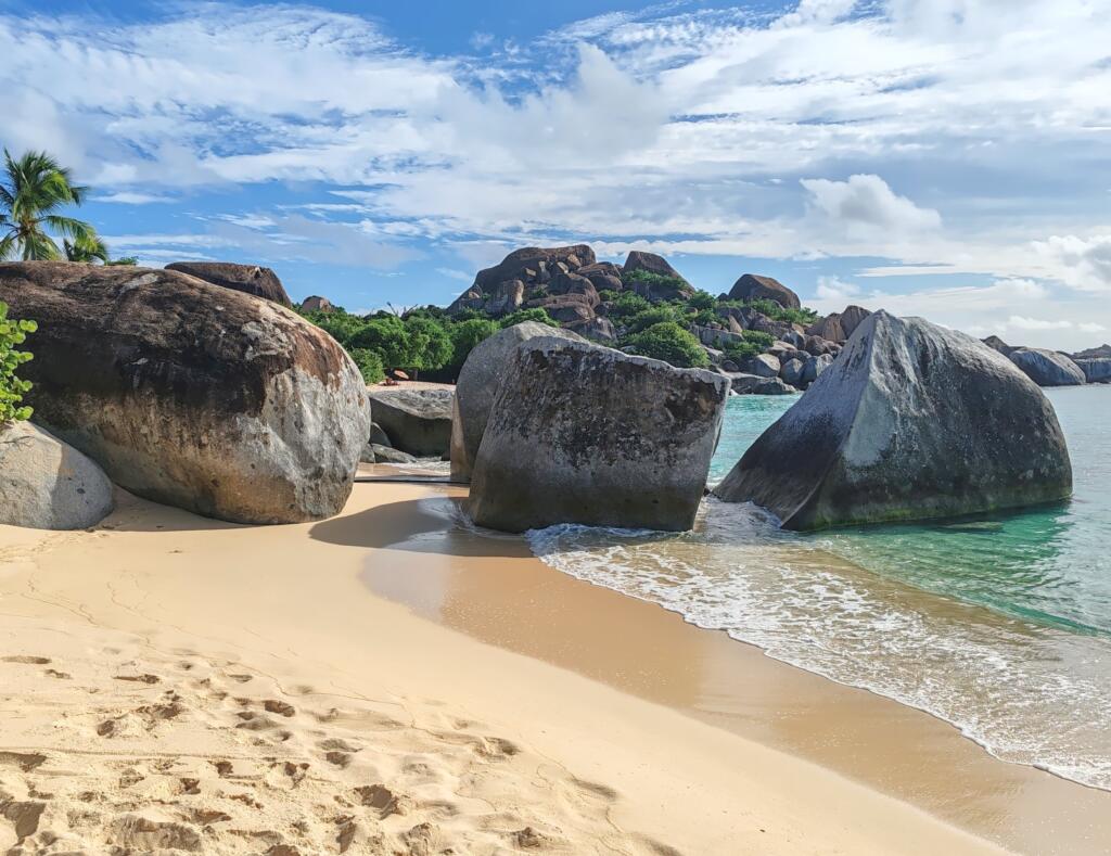 InTravel - Koiravahtihommia ja upeita rantoja Virgin Gordalla, Brittiläisillä Neitsytsaarilla Spring Bay | Upeiden rantojen Virgin Gorda Brittiläisillä Neitsytsaarilla | InTravel blogi
