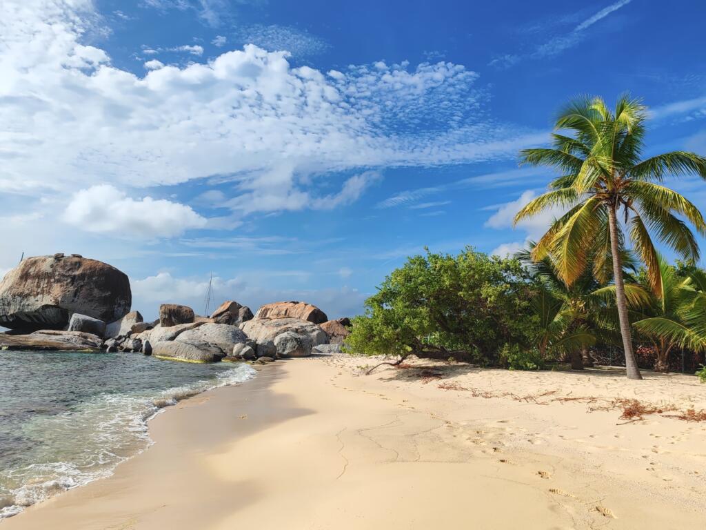 InTravel - Koiravahtihommia ja upeita rantoja Virgin Gordalla, Brittiläisillä Neitsytsaarilla Spring Bay | Upeiden rantojen Virgin Gorda Brittiläisillä Neitsytsaarilla | InTravel blogi