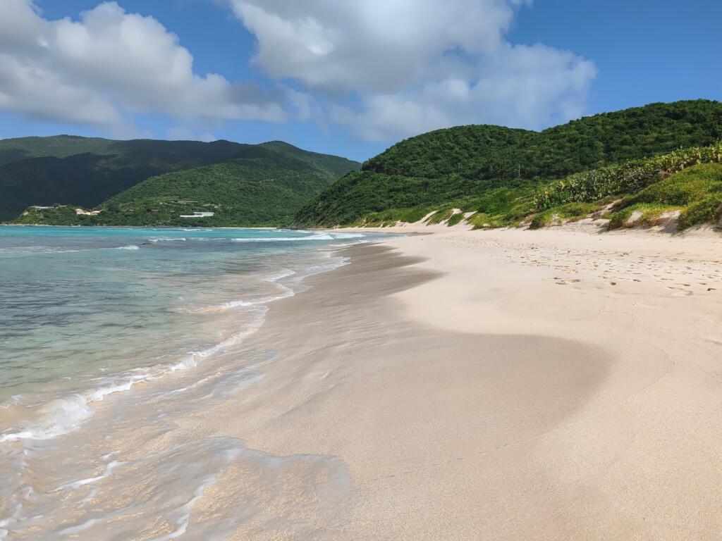 InTravel - Koiravahtihommia ja upeita rantoja Virgin Gordalla, Brittiläisillä Neitsytsaarilla Savannah Bay | Upeiden rantojen Virgin Gorda Brittiläisillä Neitsytsaarilla | InTravel blogi