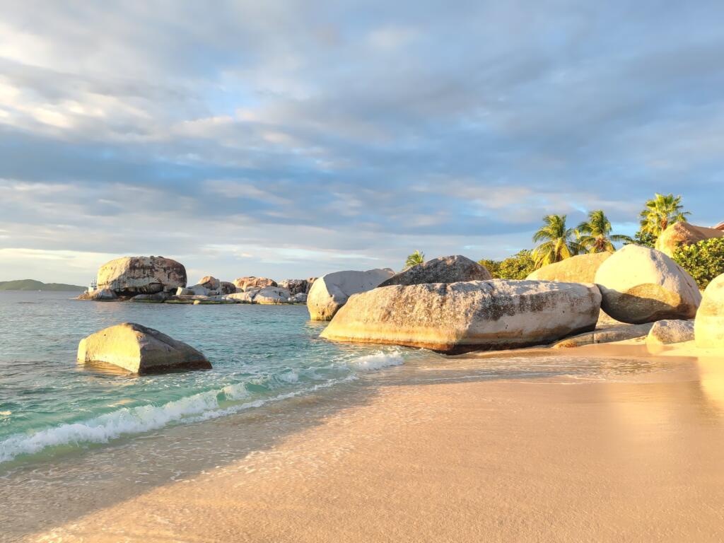 InTravel - Koiravahtihommia ja upeita rantoja Virgin Gordalla, Brittiläisillä Neitsytsaarilla Spring Bay | Upeiden rantojen Virgin Gorda Brittiläisillä Neitsytsaarilla | InTravel blogi