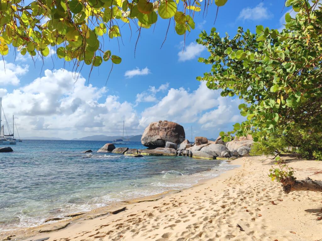 InTravel - Koiravahtihommia ja upeita rantoja Virgin Gordalla, Brittiläisillä Neitsytsaarilla Spring Bay | Upeiden rantojen Virgin Gorda Brittiläisillä Neitsytsaarilla | InTravel blogi
