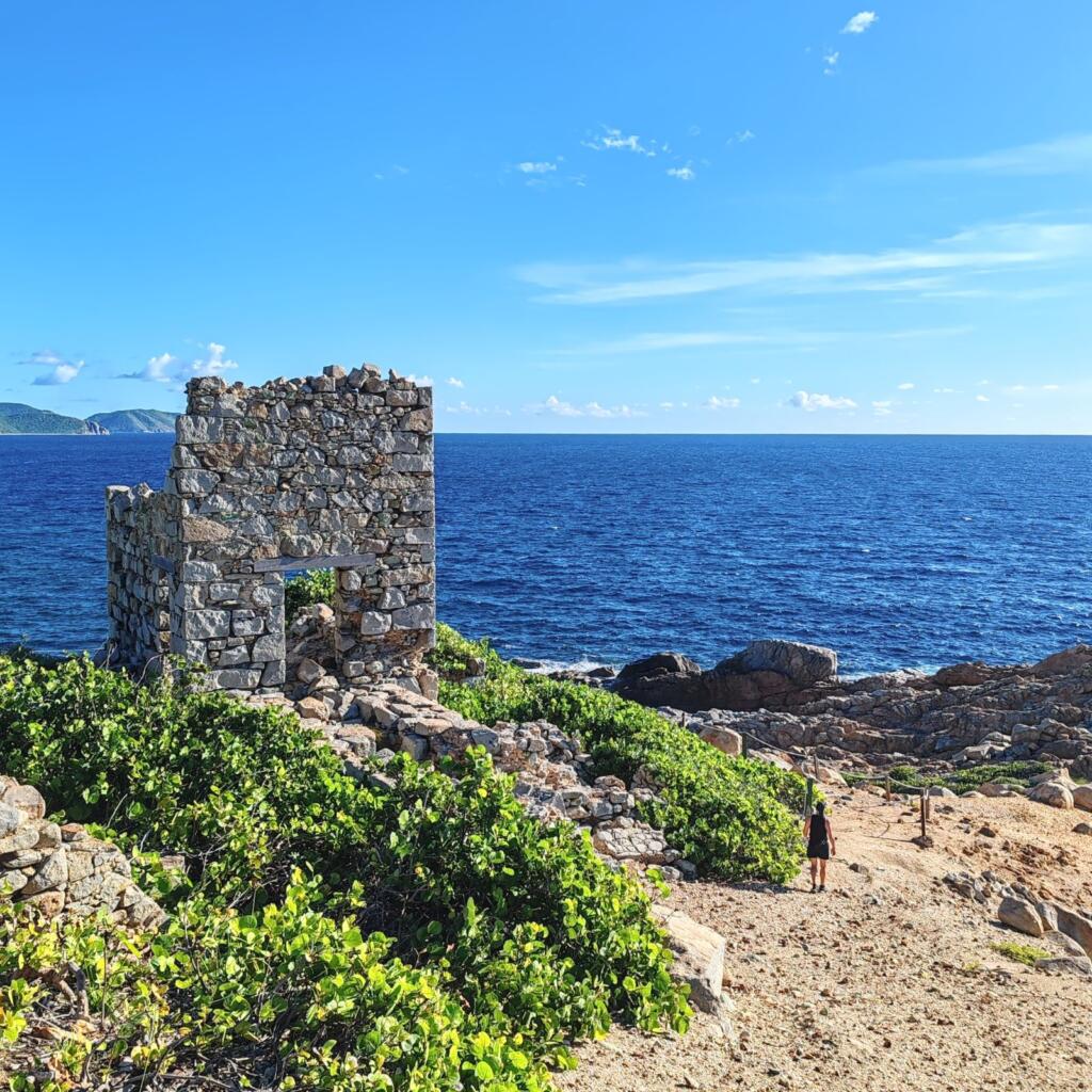 InTravel - Koiravahtihommia ja upeita rantoja Virgin Gordalla, Brittiläisillä Neitsytsaarilla Copper Mine Point | Upeiden rantojen Virgin Gorda Brittiläisillä Neitsytsaarilla | InTravel blogi