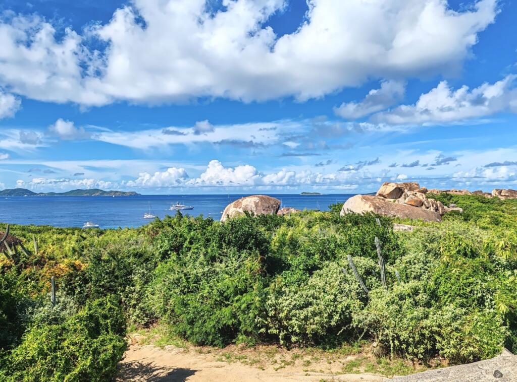 InTravel - Koiravahtihommia ja upeita rantoja Virgin Gordalla, Brittiläisillä Neitsytsaarilla Devil's Bay National Park | Upeiden rantojen Virgin Gorda Brittiläisillä Neitsytsaarilla | InTravel blogi