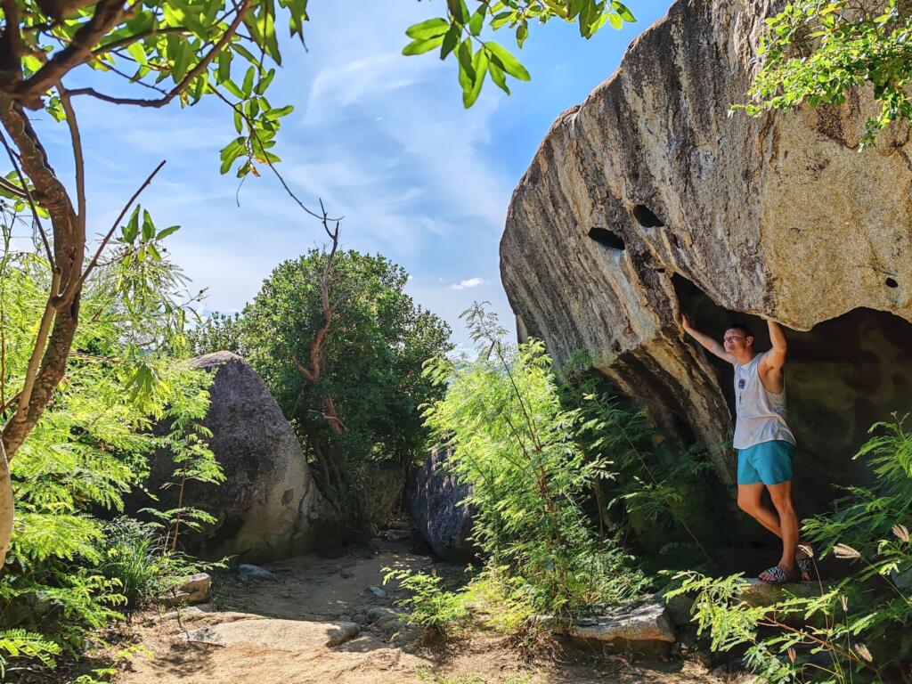 InTravel - Koiravahtihommia ja upeita rantoja Virgin Gordalla, Brittiläisillä Neitsytsaarilla Devil's Bay National Park | Upeiden rantojen Virgin Gorda Brittiläisillä Neitsytsaarilla | InTravel blogi