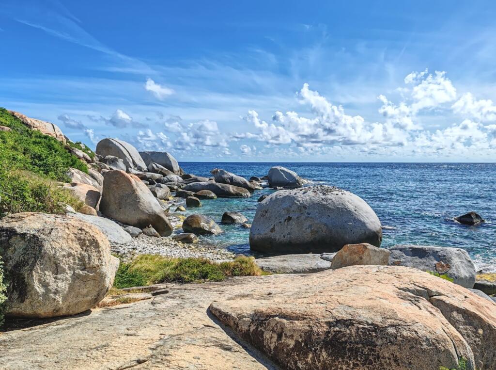 InTravel - Koiravahtihommia ja upeita rantoja Virgin Gordalla, Brittiläisillä Neitsytsaarilla Stoney Bay | Upeiden rantojen Virgin Gorda Brittiläisillä Neitsytsaarilla | InTravel blogi