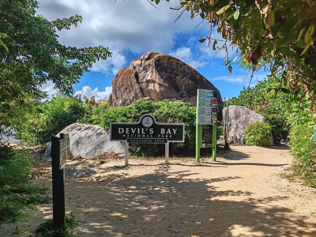 InTravel - Koiravahtihommia ja upeita rantoja Virgin Gordalla, Brittiläisillä Neitsytsaarilla Devil's Bay National Park | Upeiden rantojen Virgin Gorda Brittiläisillä Neitsytsaarilla | InTravel blogi