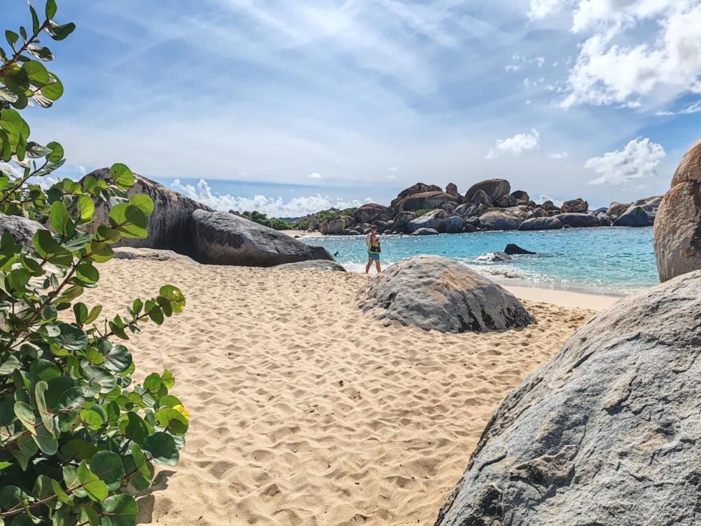 InTravel - Koiravahtihommia ja upeita rantoja Virgin Gordalla, Brittiläisillä Neitsytsaarilla Devil's Bay | Upeiden rantojen Virgin Gorda Brittiläisillä Neitsytsaarilla | InTravel blogi