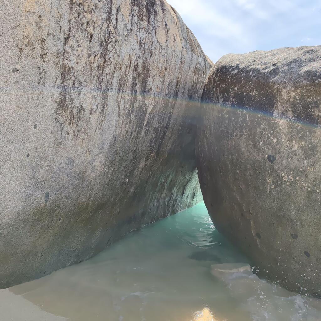 InTravel - Koiravahtihommia ja upeita rantoja Virgin Gordalla, Brittiläisillä Neitsytsaarilla Devil's Bay | Upeiden rantojen Virgin Gorda Brittiläisillä Neitsytsaarilla | InTravel blogi