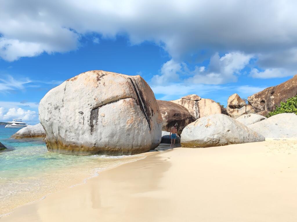 InTravel - Koiravahtihommia ja upeita rantoja Virgin Gordalla, Brittiläisillä Neitsytsaarilla Devil's Bay | Upeiden rantojen Virgin Gorda Brittiläisillä Neitsytsaarilla | InTravel blogi