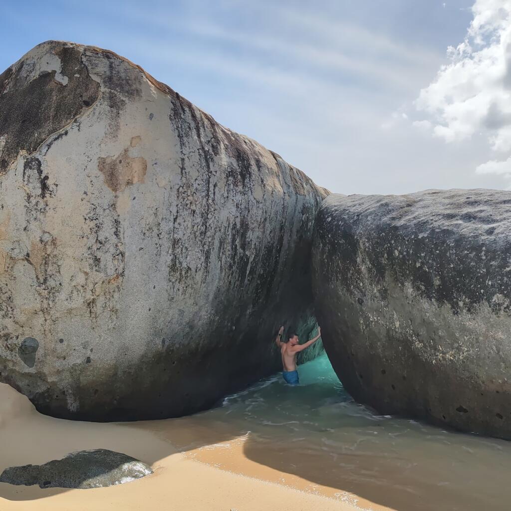 InTravel - Koiravahtihommia ja upeita rantoja Virgin Gordalla, Brittiläisillä Neitsytsaarilla Devil's Bayn kivikkoa | Upeiden rantojen Virgin Gorda Brittiläisillä Neitsytsaarilla | InTravel blogi