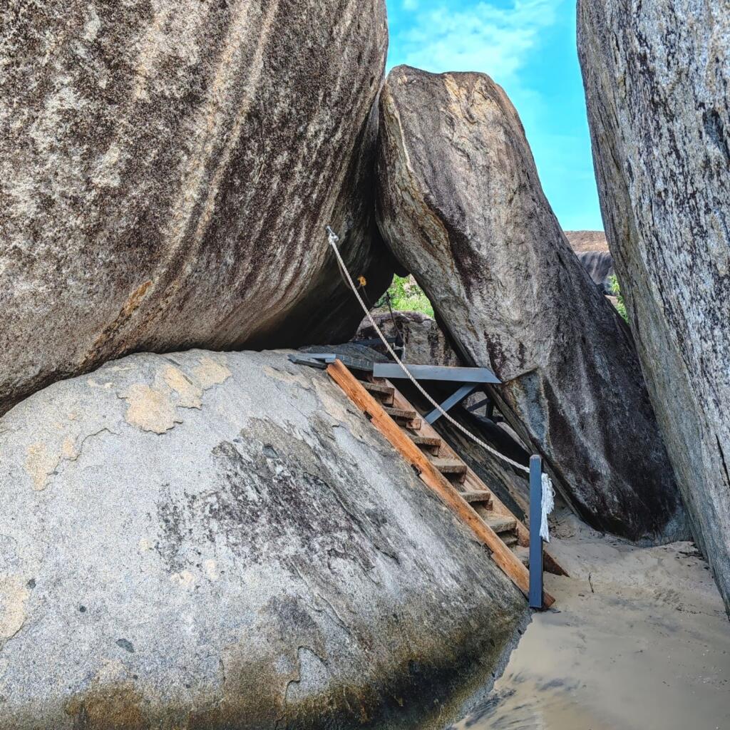 InTravel - Koiravahtihommia ja upeita rantoja Virgin Gordalla, Brittiläisillä Neitsytsaarilla Reitti The Bathseille | Upeiden rantojen Virgin Gorda Brittiläisillä Neitsytsaarilla | InTravel blogi