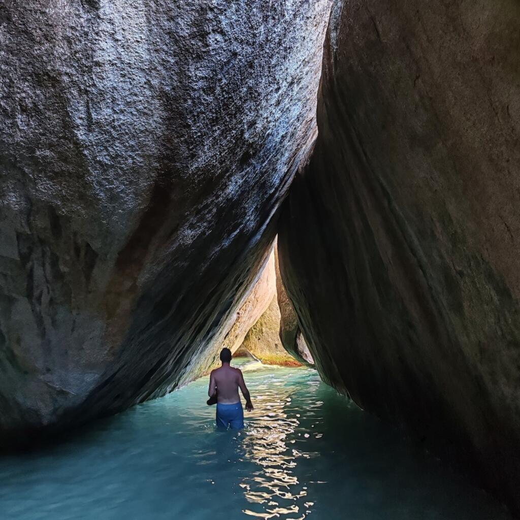 InTravel - Koiravahtihommia ja upeita rantoja Virgin Gordalla, Brittiläisillä Neitsytsaarilla Kivien muodostama luola The Bathseilla | Upeiden rantojen Virgin Gorda Brittiläisillä Neitsytsaarilla | InTravel blogi