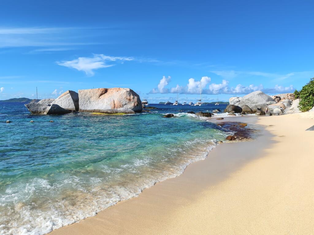 InTravel - Koiravahtihommia ja upeita rantoja Virgin Gordalla, Brittiläisillä Neitsytsaarilla Spring Bay | Upeiden rantojen Virgin Gorda Brittiläisillä Neitsytsaarilla | InTravel blogi