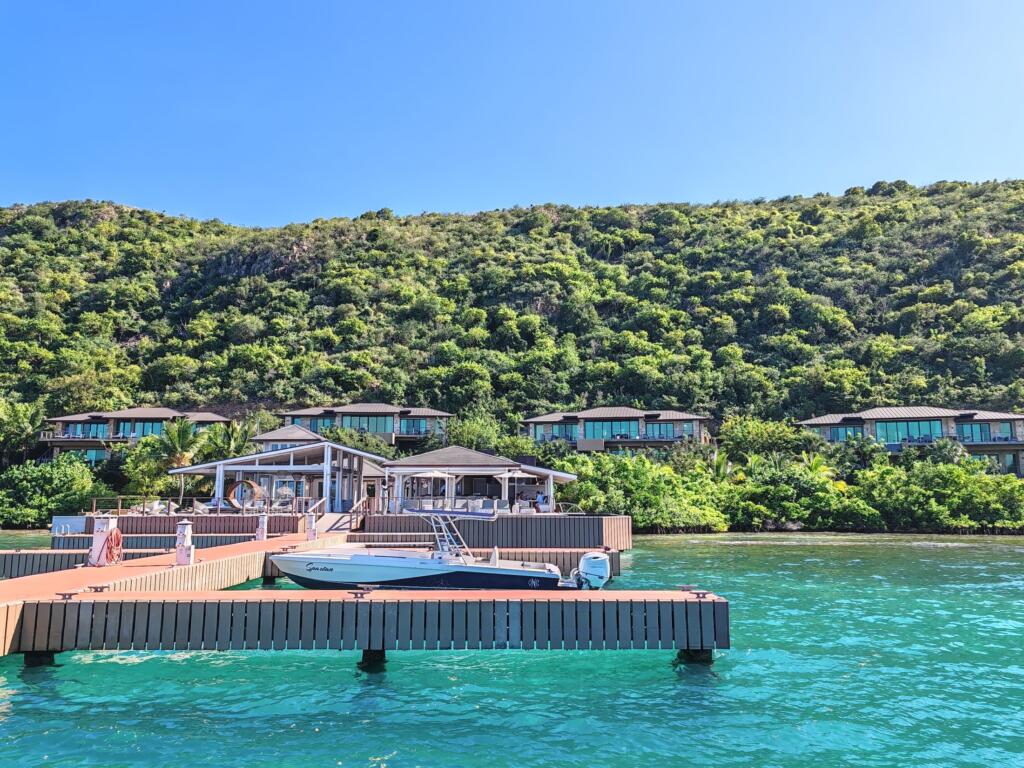 InTravel - Koiravahtihommia ja upeita rantoja Virgin Gordalla, Brittiläisillä Neitsytsaarilla Nova resort North Sound | Upeiden rantojen Virgin Gorda Brittiläisillä Neitsytsaarilla | InTravel blogi