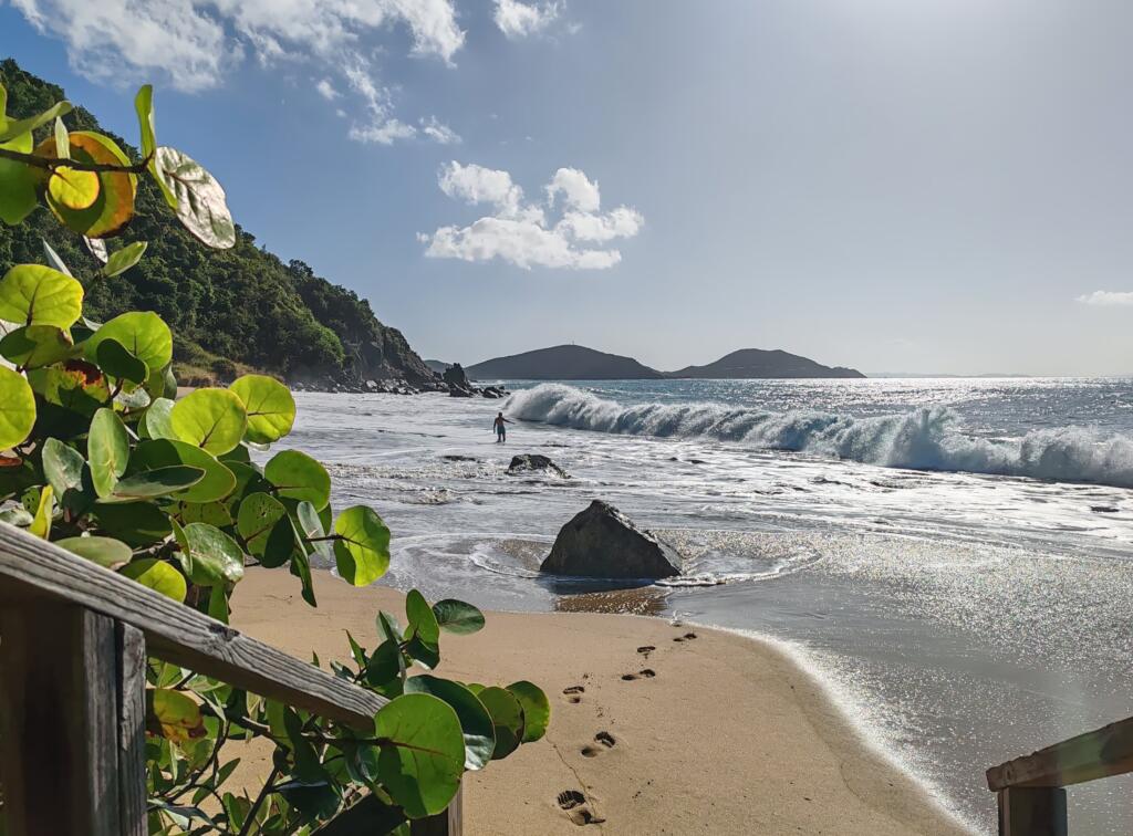 InTravel - Koiravahtihommia ja upeita rantoja Virgin Gordalla, Brittiläisillä Neitsytsaarilla Mountain Trunk Bay | Upeiden rantojen Virgin Gorda Brittiläisillä Neitsytsaarilla | InTravel blogi