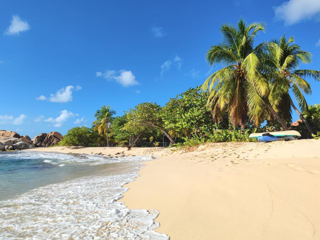 InTravel - Koiravahtihommia ja upeita rantoja Virgin Gordalla, Brittiläisillä Neitsytsaarilla Spring Bay | Upeiden rantojen Virgin Gorda Brittiläisillä Neitsytsaarilla | InTravel blogi