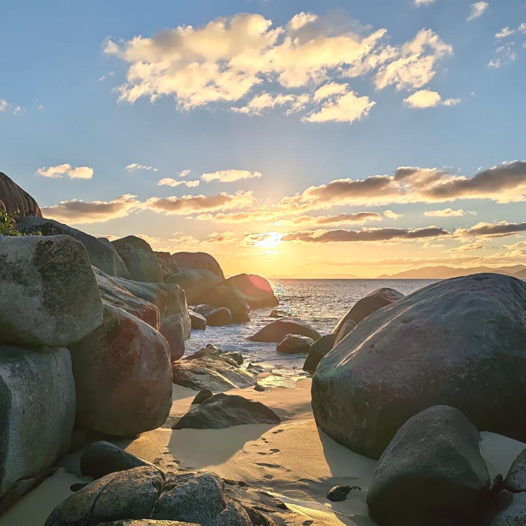InTravel - Koiravahtihommia ja upeita rantoja Virgin Gordalla, Brittiläisillä Neitsytsaarilla Auringonlasku Spring Bayssa | Upeiden rantojen Virgin Gorda Brittiläisillä Neitsytsaarilla | InTravel blogi