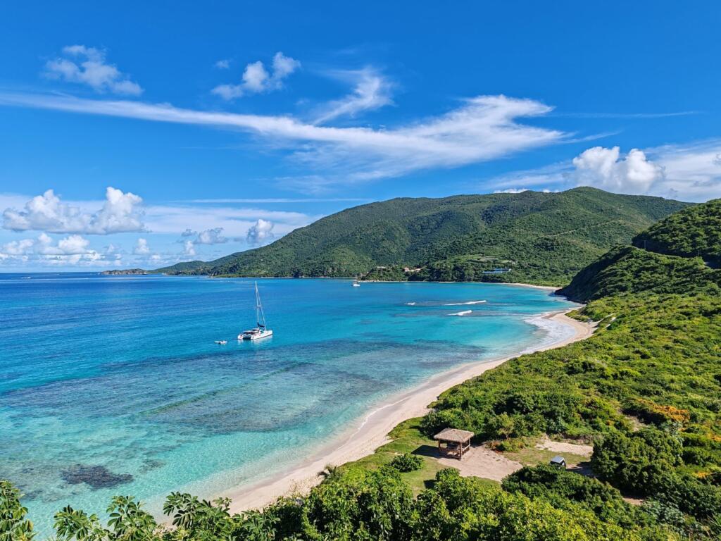 InTravel - Koiravahtihommia ja upeita rantoja Virgin Gordalla, Brittiläisillä Neitsytsaarilla Savannah Bay | Upeiden rantojen Virgin Gorda Brittiläisillä Neitsytsaarilla | InTravel blogi