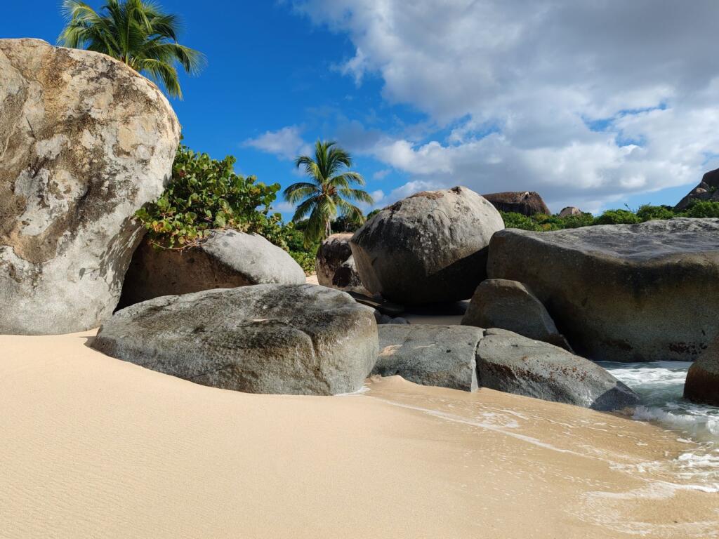 InTravel - Koiravahtihommia ja upeita rantoja Virgin Gordalla, Brittiläisillä Neitsytsaarilla Spring Bay | Upeiden rantojen Virgin Gorda Brittiläisillä Neitsytsaarilla | InTravel blogi
