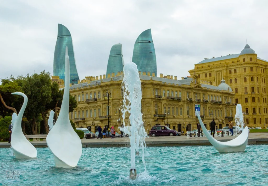InTravel - Marraskuu 2018: Seikkailu Kaukasuksella – Azerbaidzhan Baku, taustalla Flaming Towers | Azerbaidzhan | InTravel