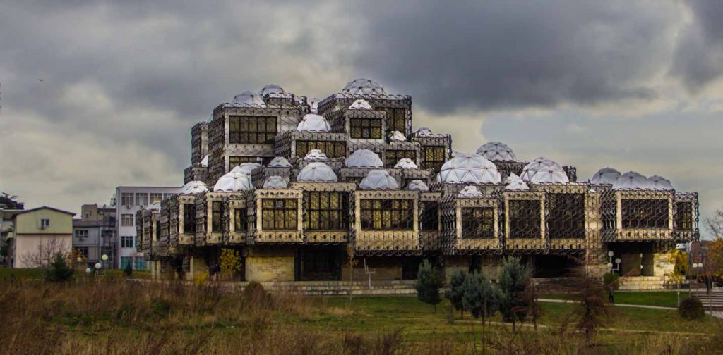 Kirjasto Pristinassa, Kosovossa | InTravel blogi