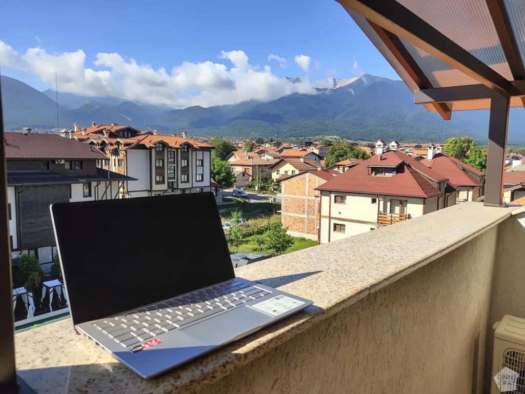 InTravel - Bulgarian helmiä; vuoristokylä Bansko ja historiallinen Plovdiv Laptop with a view in Bansko | Bansko, Bulgaria | InTravel blogi