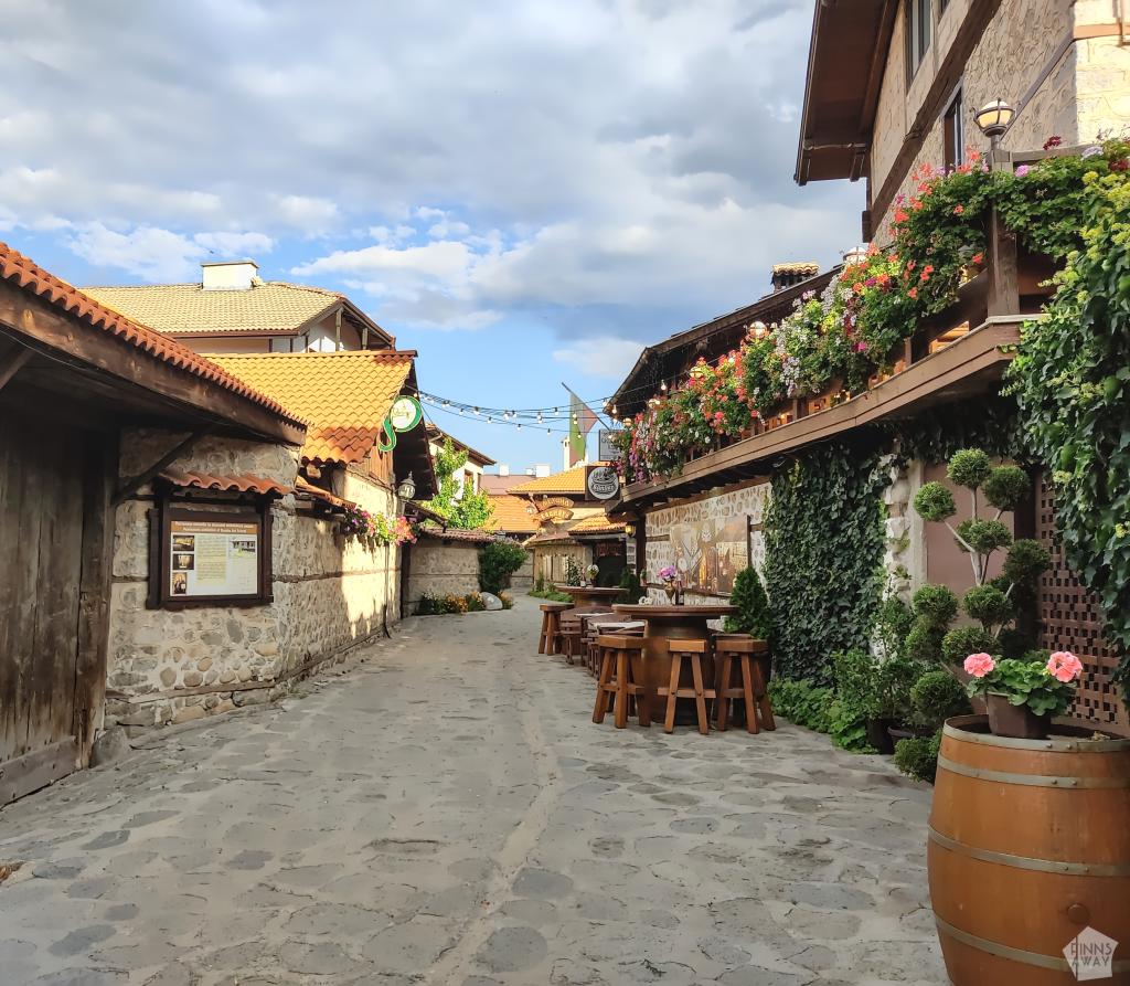 InTravel - Bulgarian helmiä; vuoristokylä Bansko ja historiallinen Plovdiv Street view in old Bansko | Bansko, Bulgaria | InTravel blogi