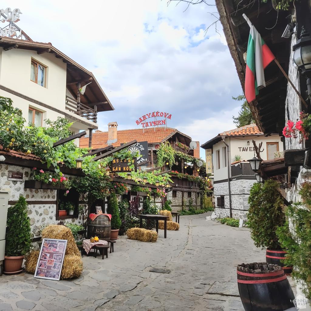 InTravel - Bulgarian helmiä; vuoristokylä Bansko ja historiallinen Plovdiv Tavernoita Banskon vanhassa keskustassa | Bansko, Bulgaria | InTravel blogi