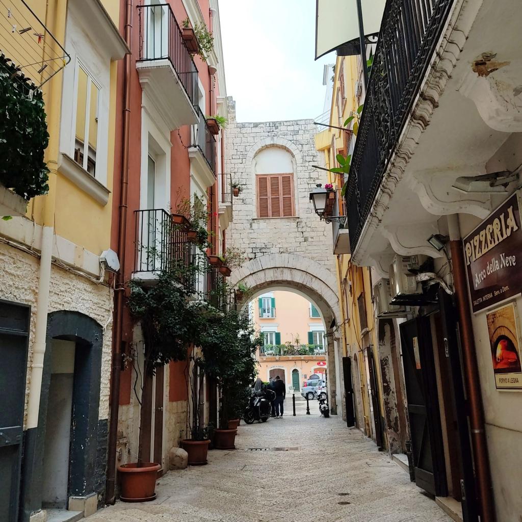Katumaisema Barin historiallisessa keskustassa | Puglia | Italia | InTravel blogi