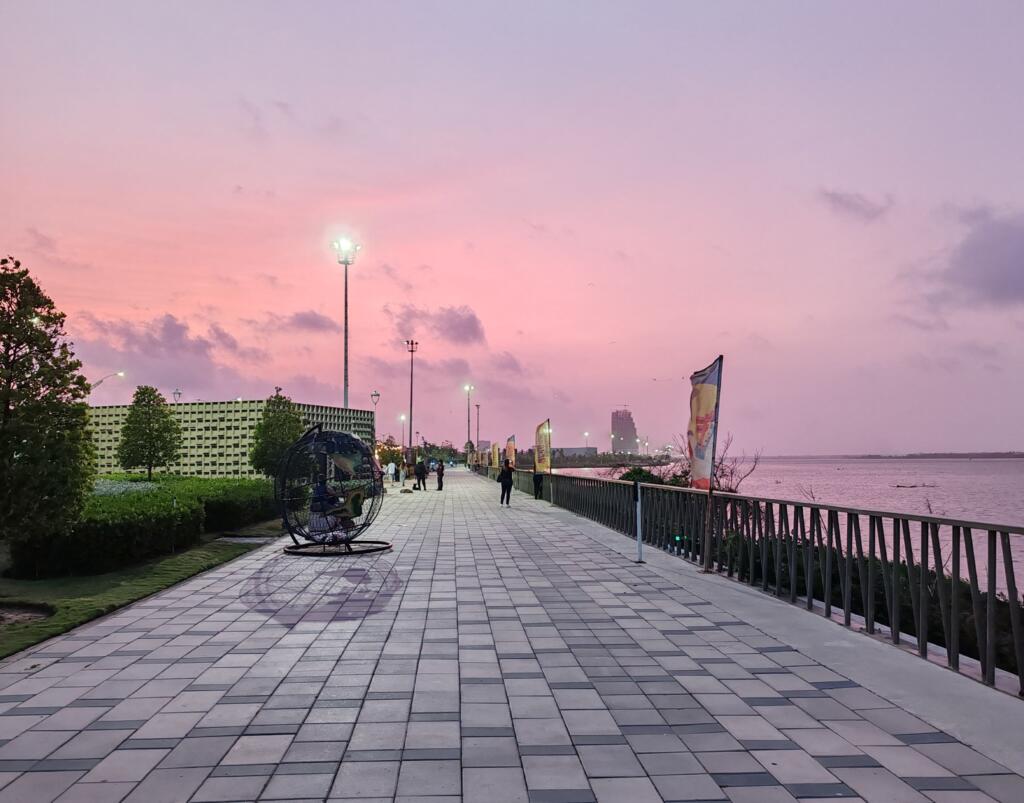 InTravel - Seikkailu Kolumbiassa vei suurkaupungeista rantakohteisiin Aurngonlasku Avenida del Rio kävelykadulla Barranquillassa | Kolumbia | InTravel blogi