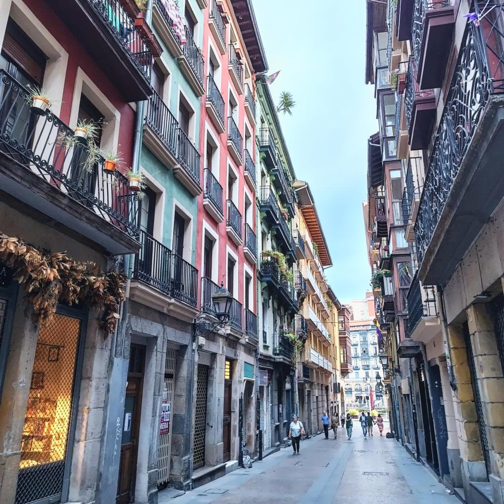 InTravel - Luoteis-Espanjan hurmaa rannikkomaisemilla, vehreydellä ja historiallisilla kaupungeilla Street view in the Old Town of Bilbao, Basque Country, Spain