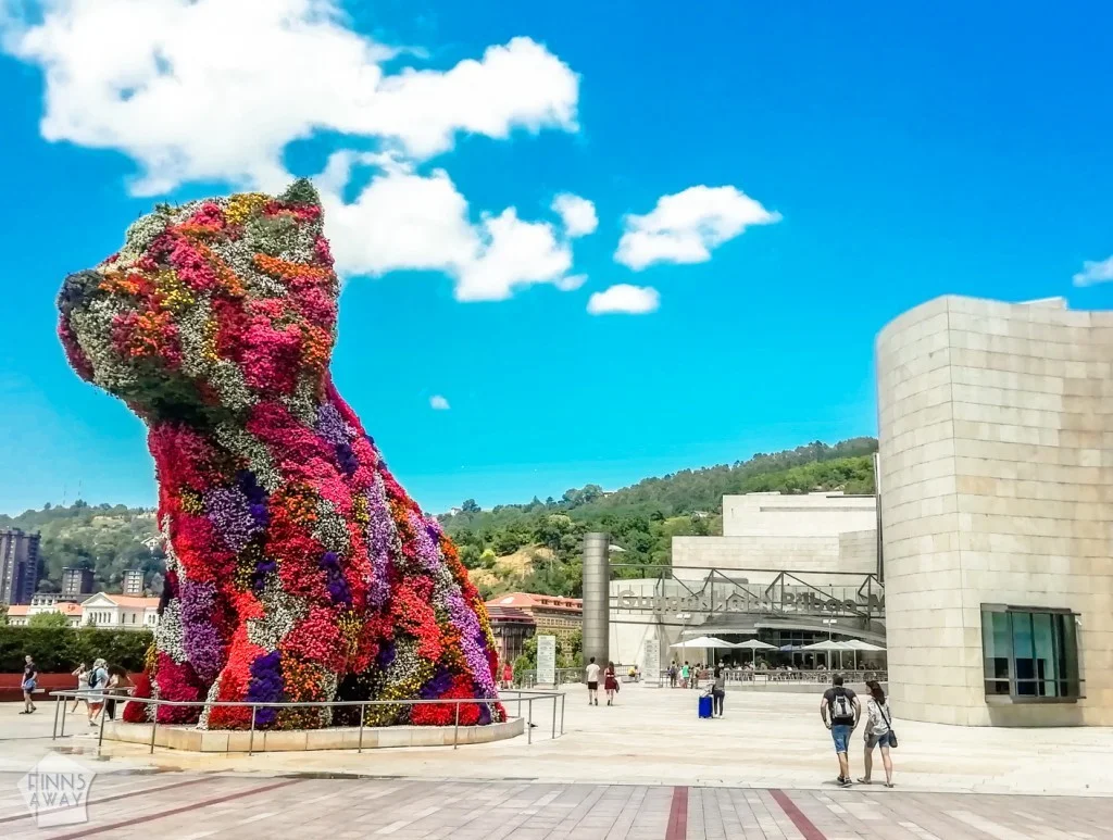 InTravel - Heinäkuu 2019 osa 1: Andorra, vaelluksia Pyreneillä, Pamplona ja Baskimaa Kukkakoira Puppy vartioi Bilbaon Guggenheimia | Baskimaa, Espanja | InTravel Blogi