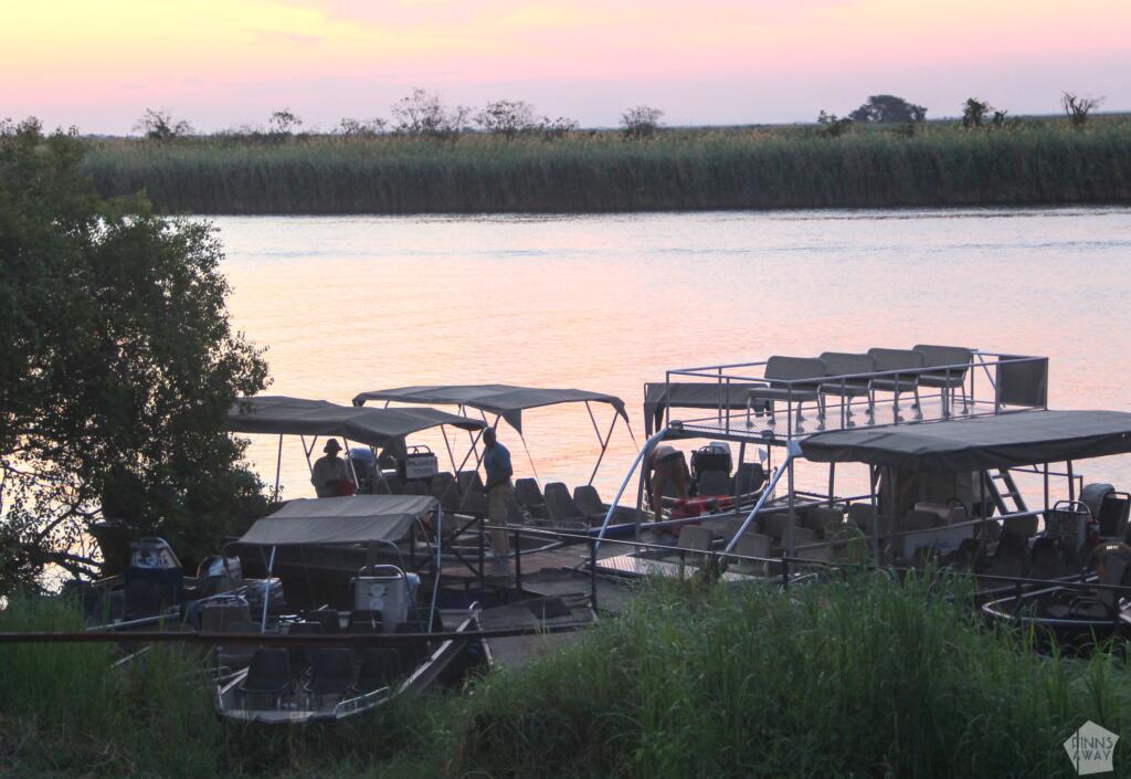 Jokisafariveneitä auringonlaskussa | Venesafari Chobe-joella Botswanassa | InTravel
