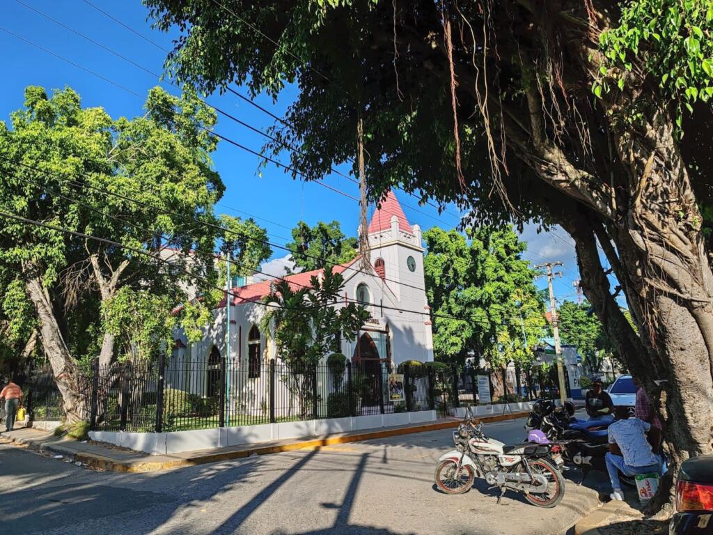InTravel - Dominikaaninen tasavalta; Boca Chica, Las Terrenas ja Samana Kirkkoi Boca Chican keskusaukion laidalla | Dominikaaninen tasavalta; Boca Chica ja Samanan niemimaa | InTravel blogi