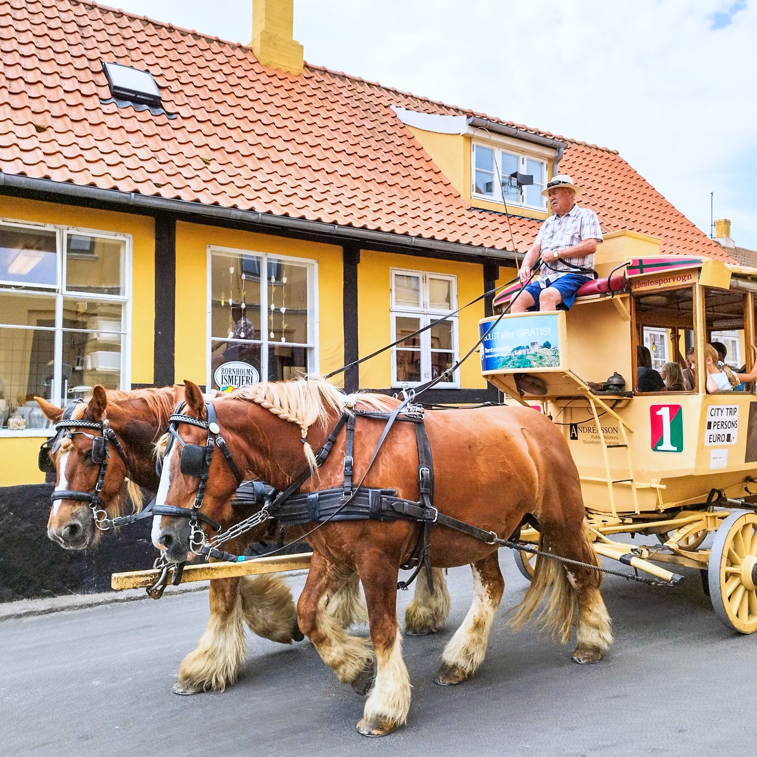 InTravel - Bornholmin ja Etelä-Ruotsin kautta kesäiseen Suomeen Horse cart in Svaneke, Bornholm | road trip | InTravel