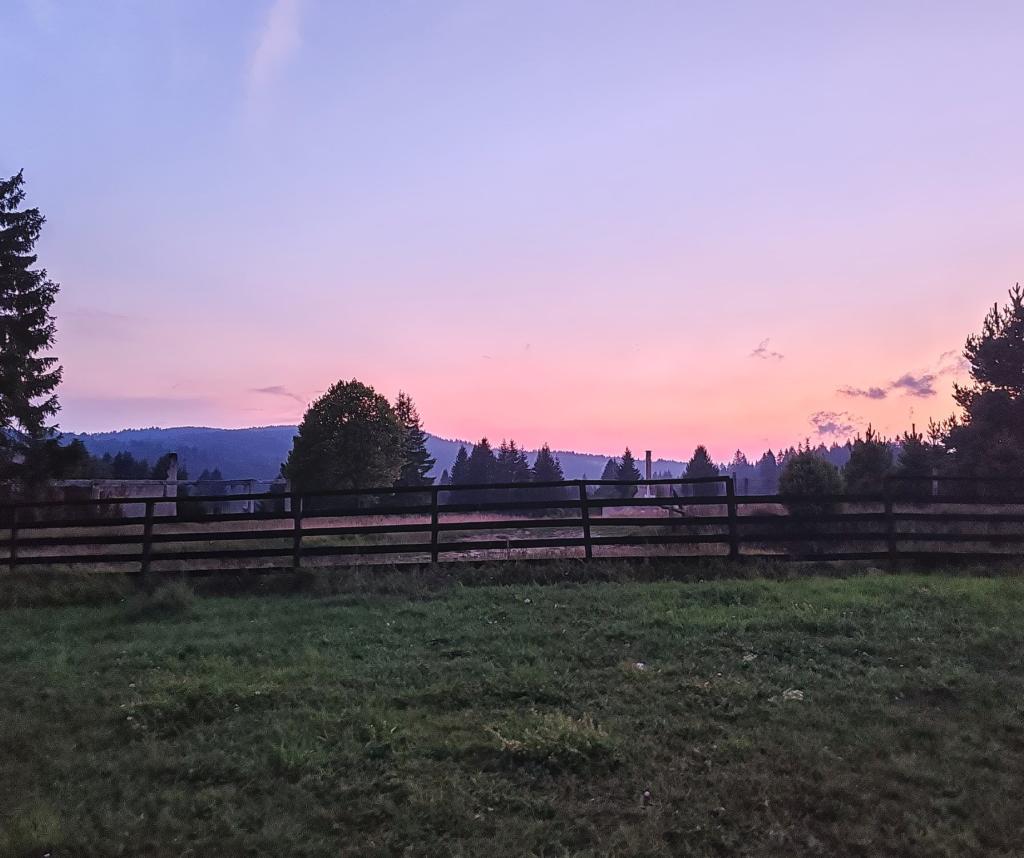 Auringonlasku leirintäalueella Bosnia-Hertsegovinassa | Kesäturistina Suomessa ja road trip halki Itä-Euroopan | InTravel