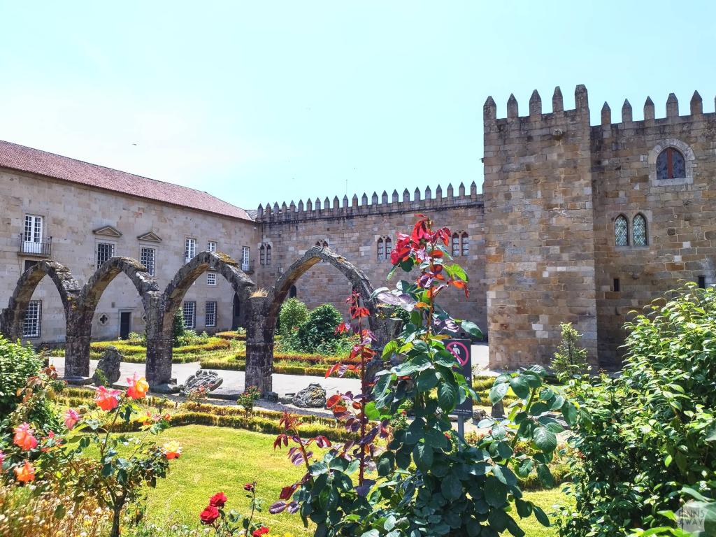 InTravel - Vuosikooste 2023 – seikkailuja Euroopassa ja Itä-Afrikassa Archbishops Court, Braga | Road trip Portugalissa osa 2: Pohjois-Portugali | InTravel