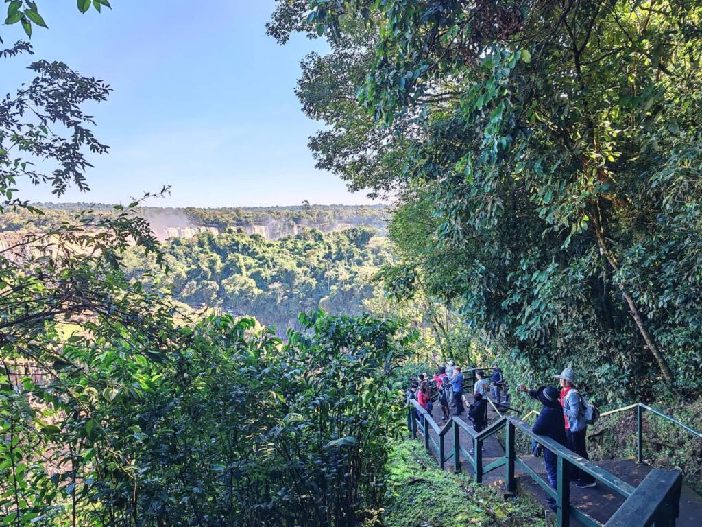 InTravel - Tyrmäävän upeat Iguassun putoukset Brasilian ja Argentiinan rajalla Putousten vierellä kulkee helppokulkuinen kävelyreitti | Iguassun putoukset Brasilian ja Argentiinan rajalla | InTravel blogi
