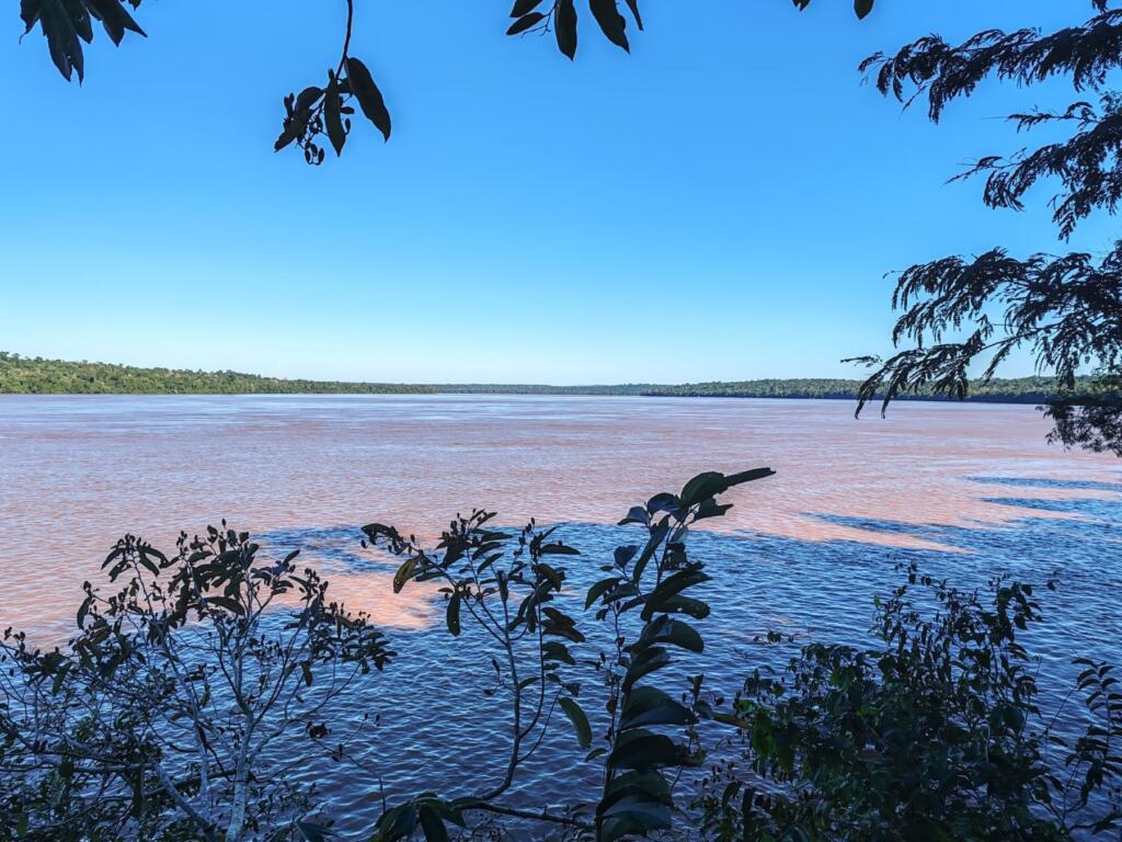 InTravel - Tyrmäävän upeat Iguassun putoukset Brasilian ja Argentiinan rajalla Iguazu -joki putousten yläpuoplella | Iguassun putoukset Brasilian ja Argentiinan rajalla | InTravel blogi