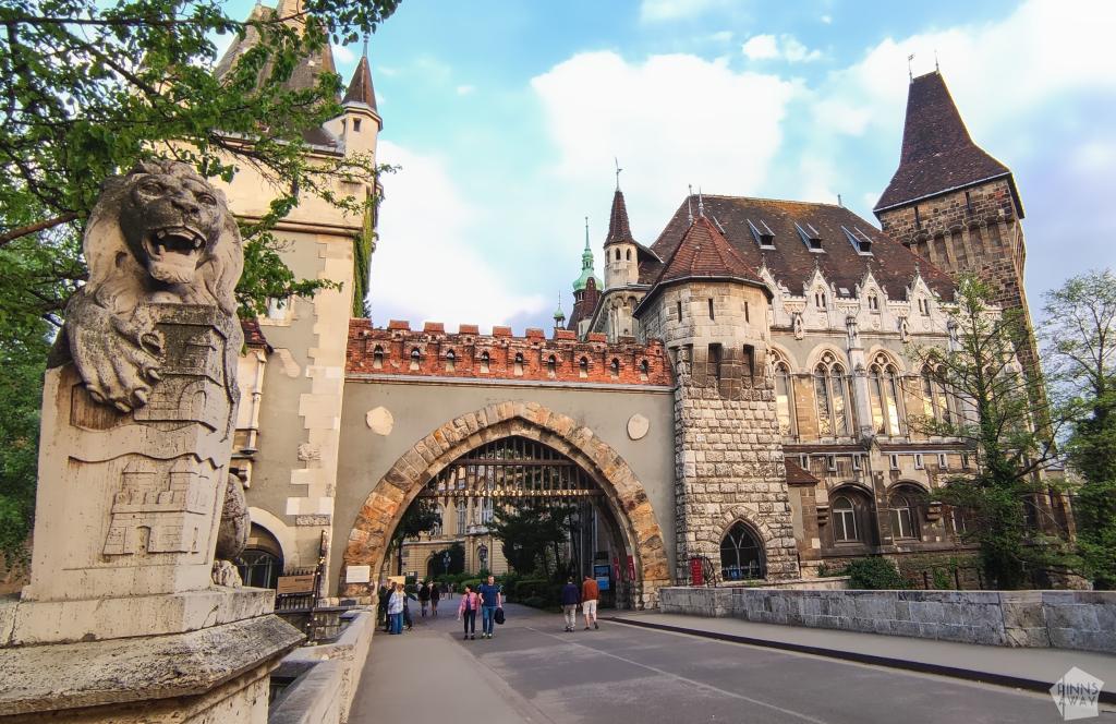 InTravel - Koiravahteina hurmaavassa Budapestissa Vajdahunyad linna | Koiravahteina hurmaavassa Budapestissa | InTravel blogi