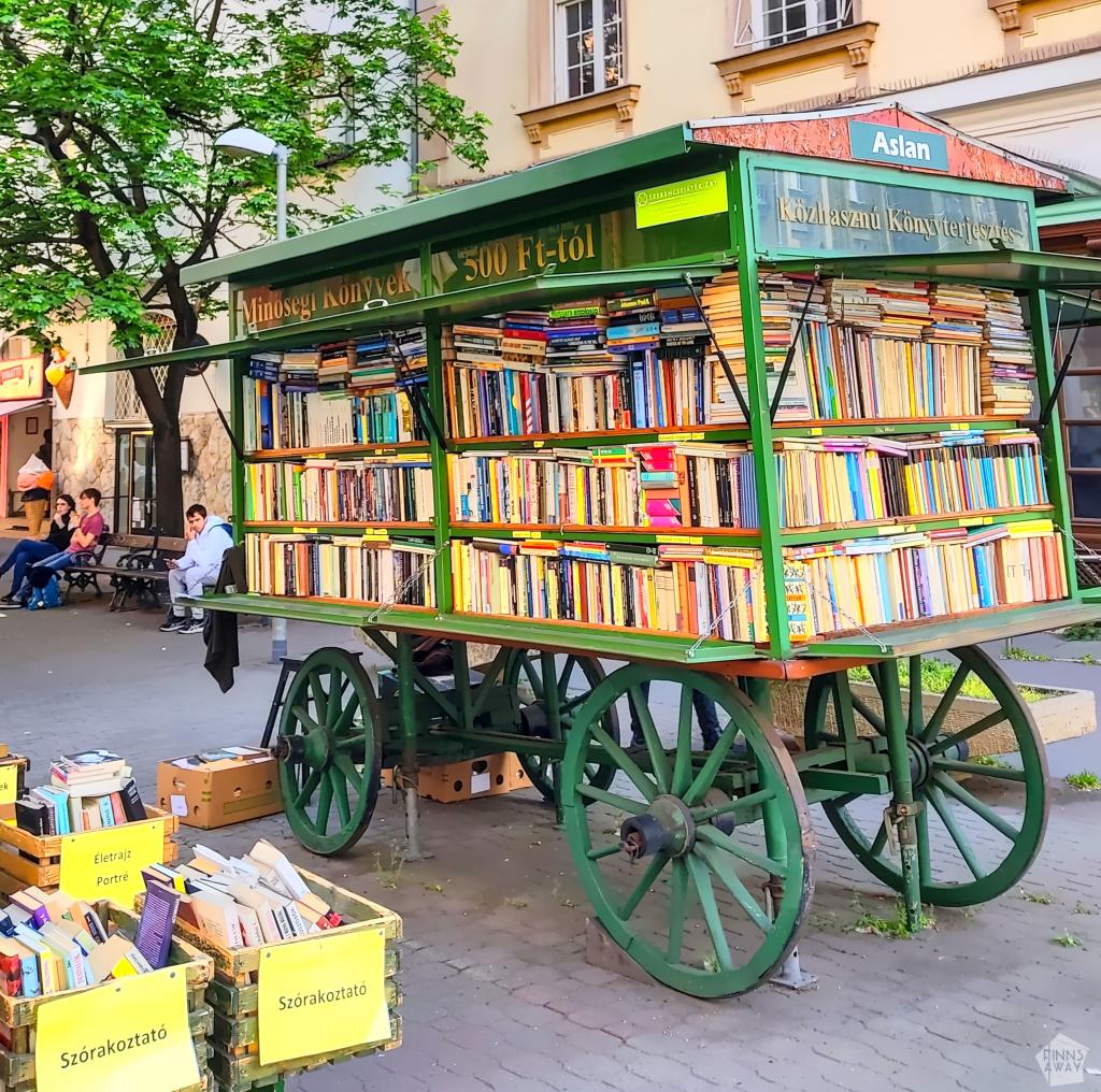 InTravel - Koiravahteina hurmaavassa Budapestissa Söpö kirjakauppavaunu Budassa | Koiravahteina hurmaavassa Budapestissa | InTravel blogi