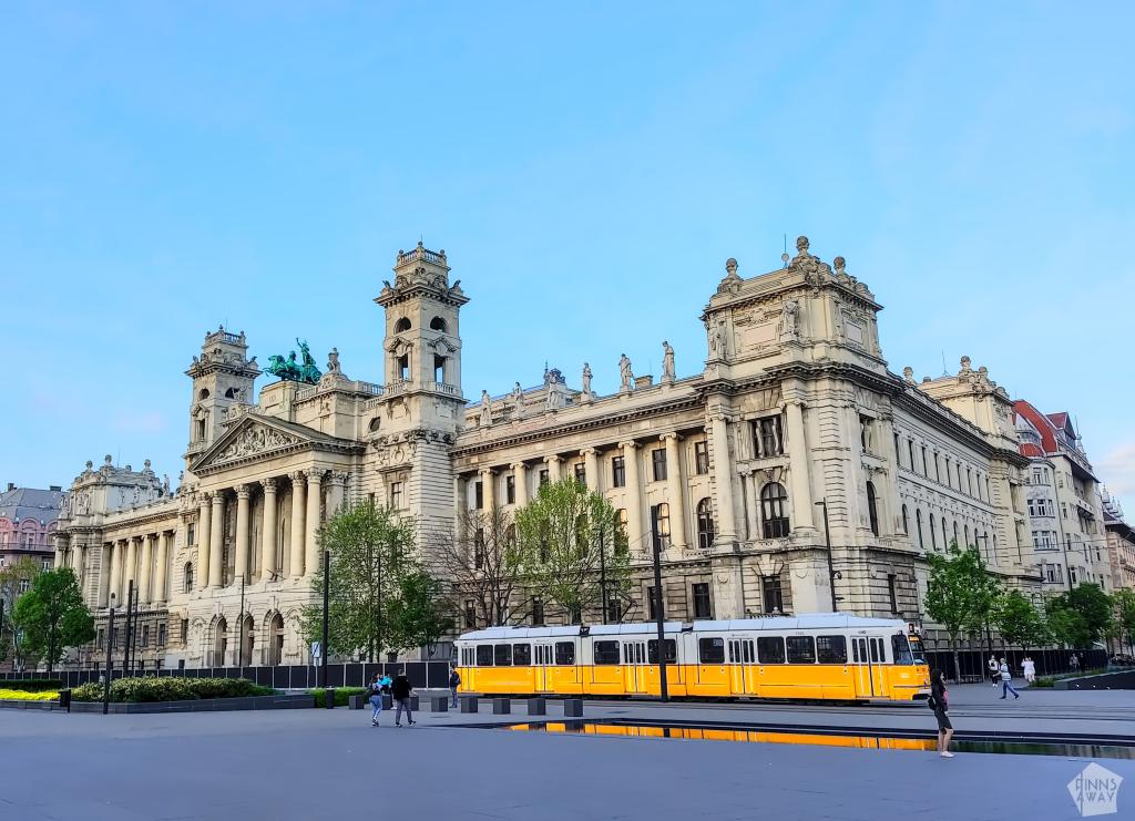 InTravel - Koiravahteina hurmaavassa Budapestissa Etnografian museon komea rakennus | Koiravahteina hurmaavassa Budapestissa | InTravel blogi